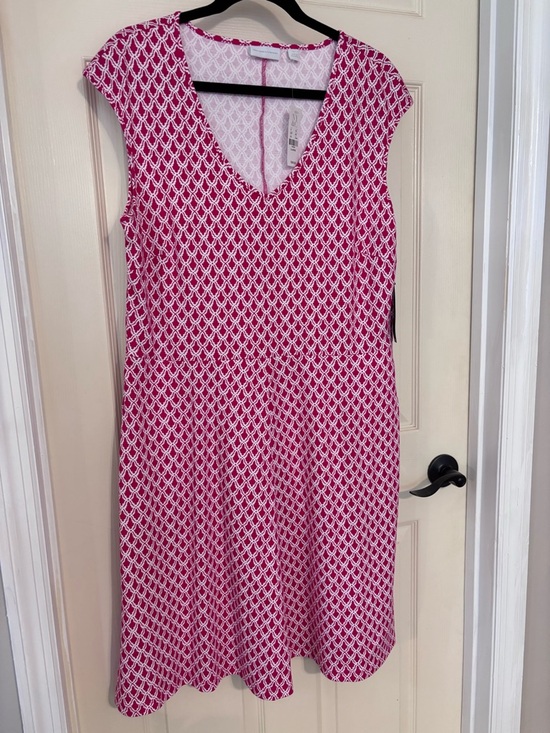 New York & Company Dresses & Skirts - New York & Company Fuchsia and White Geometric V-Neck Dress